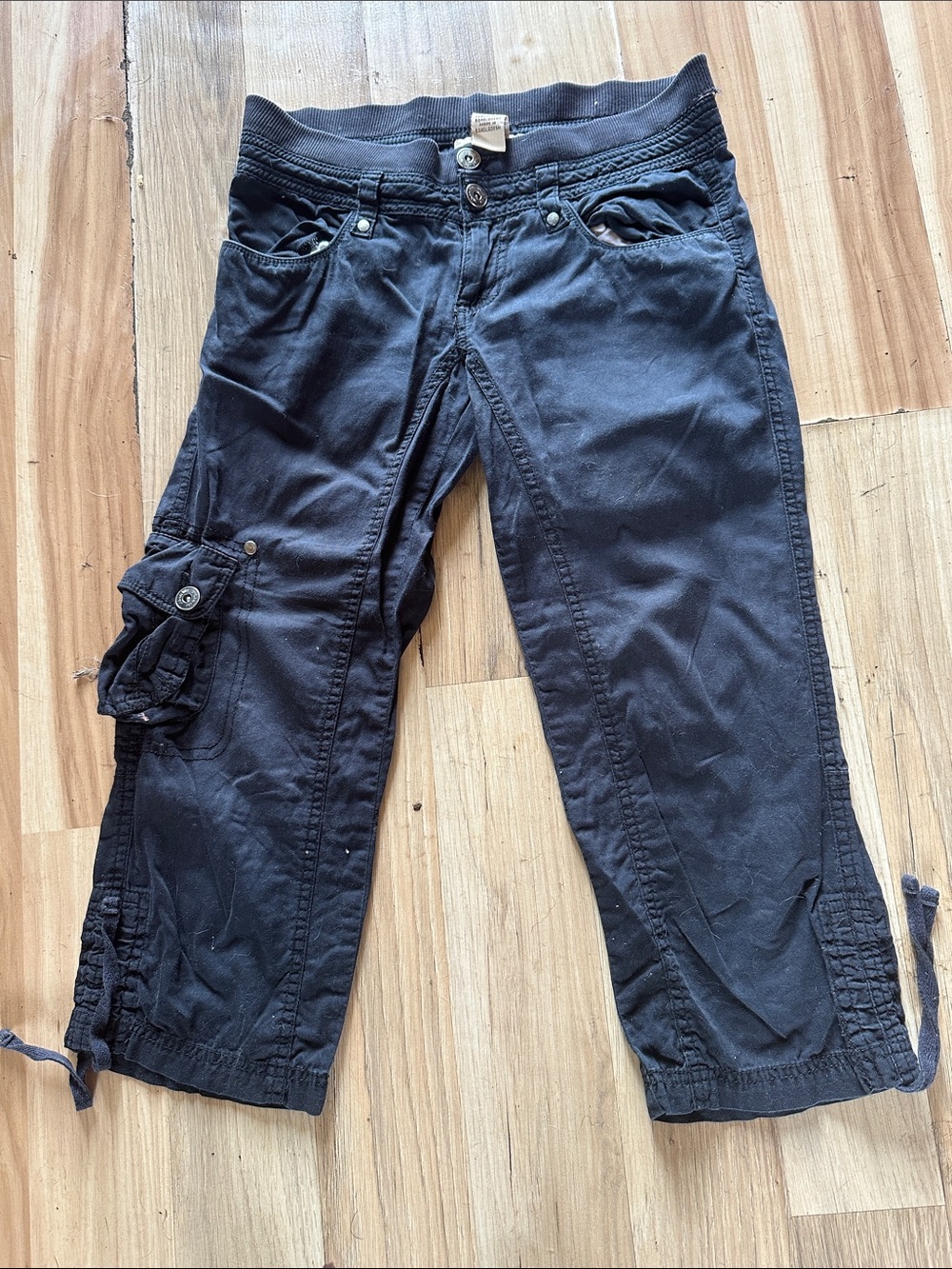 Casual Black Capris with Cargo Pocket - Women's